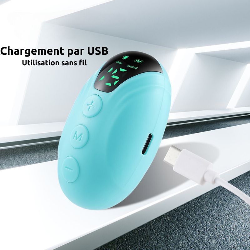 Diffuseur SereniSleep posé près d'un lit dans une chambre apaisante